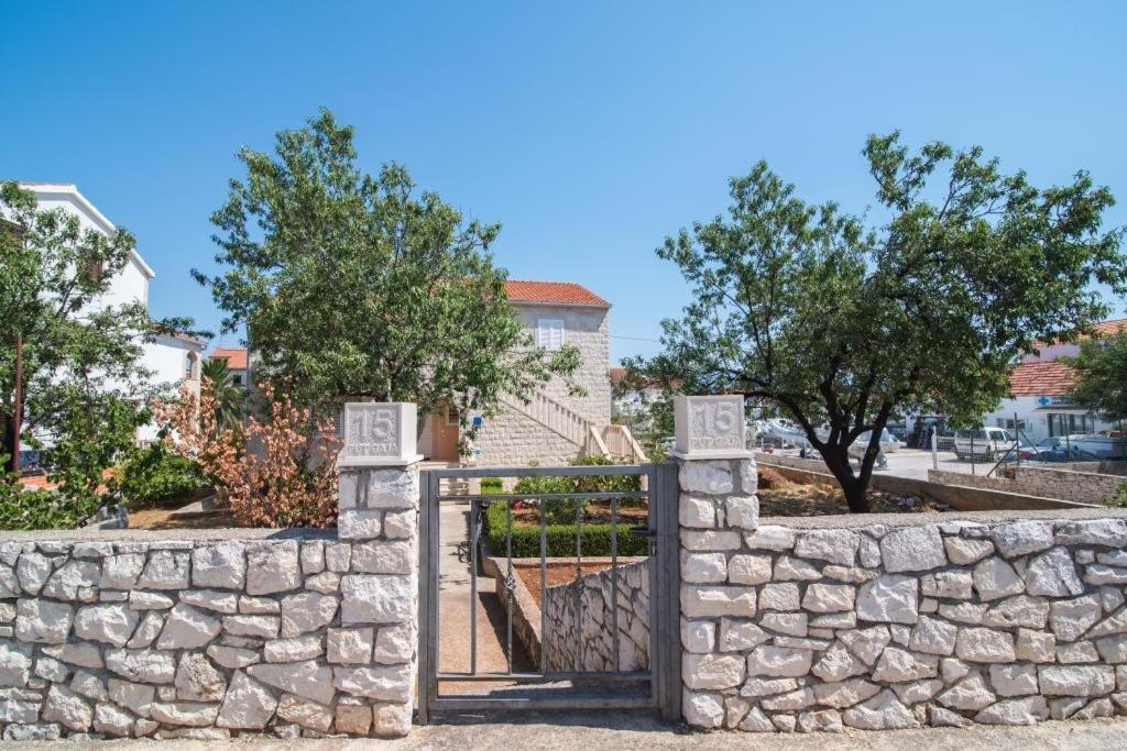 Apartments Batinic Supetar Bagian luar foto