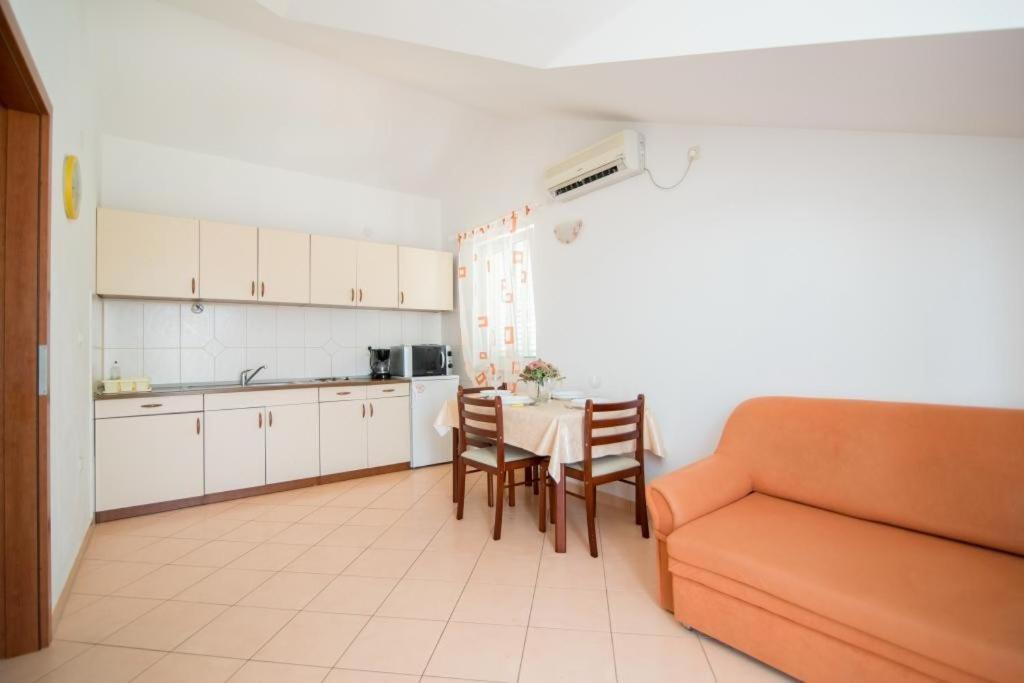 Apartments Batinic Supetar Bagian luar foto